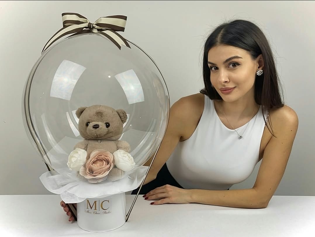 Balon Bobo cu ursuleț de pluș și flori, prezentat de fondatoarea MONCHÉRI.MD