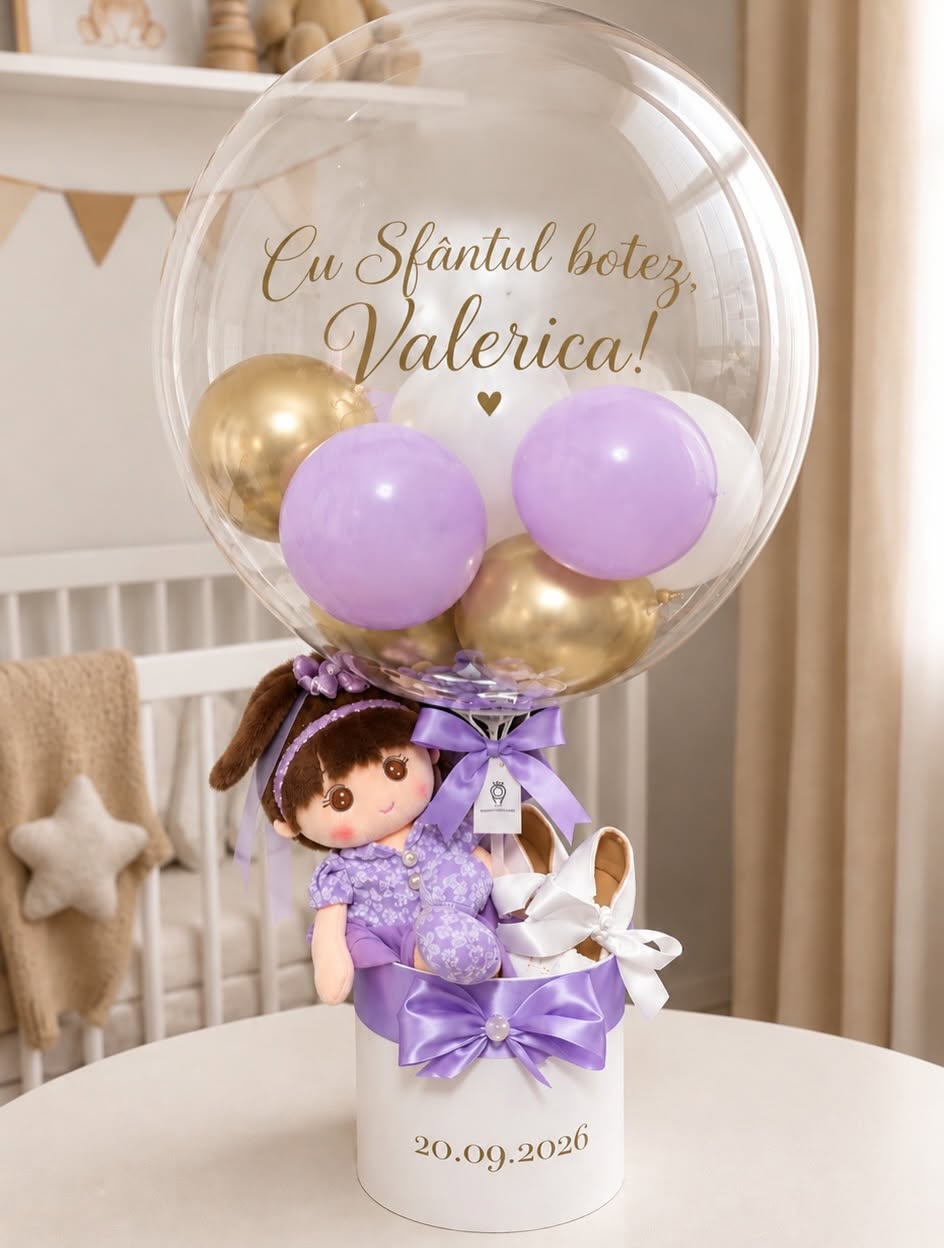 Balon Bobo „Cu Sfântul botez, Valerica!” cu baloane lila și aurii, păpușă și botoșei