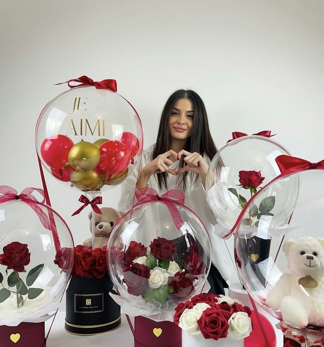 Fondatoarea MONCHÉRI.MD printre baloane Bobo cu trandafiri, ursuleți și mesajul „Je t’aime”