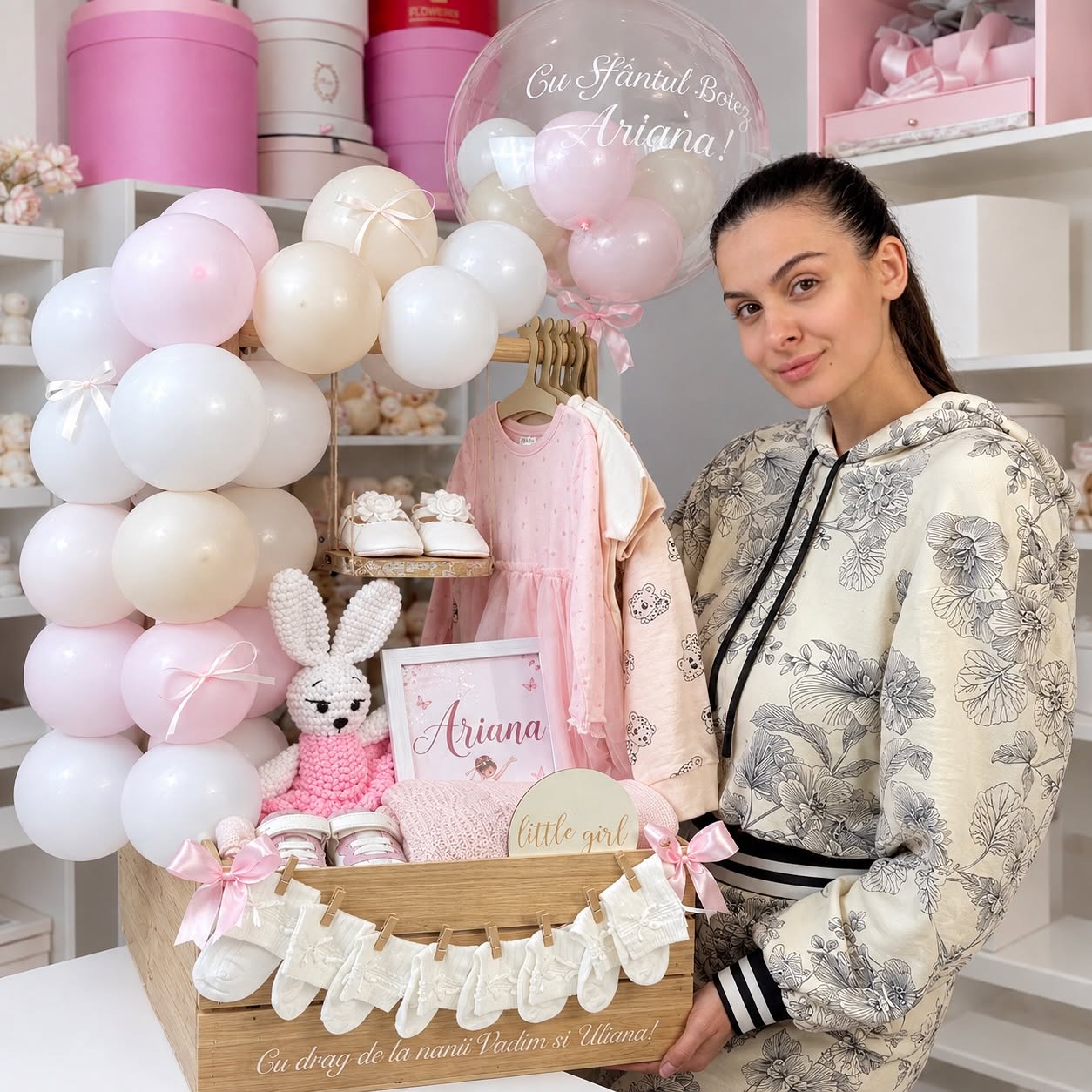 Set cadou pentru Sfântul Botez în nuanțe de roz, cu balon Bobo „Ariana”, rochiță și iepuraș croșetat