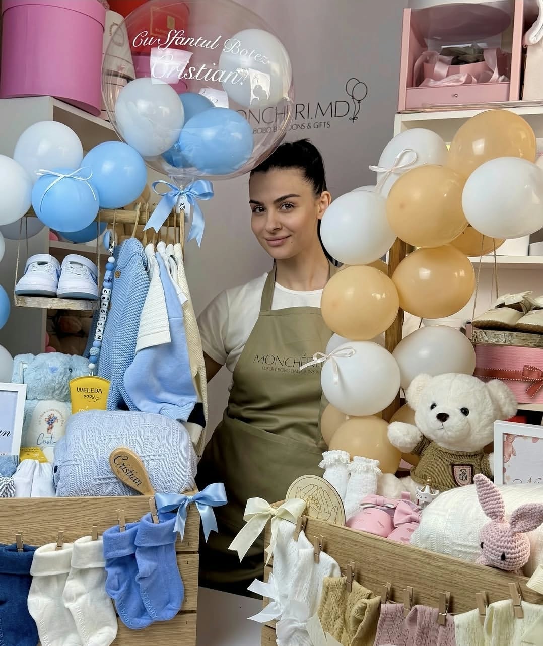 Set cadou pentru Sfântul Botez în nuanțe de bleu, cu balon Bobo personalizat, hăinuțe și jucării